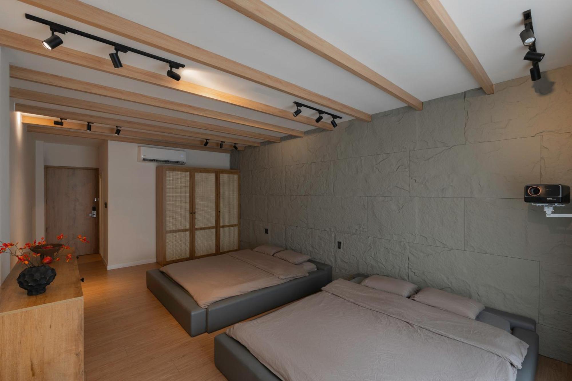 Zeus Living - *